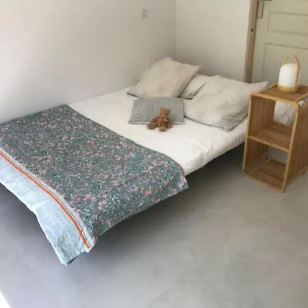 Isolella à 50 M De La