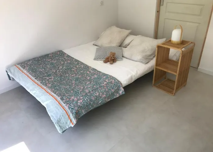 Isolella à 50 M De La