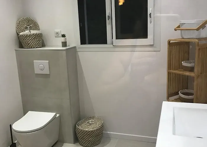 Isolella A 50 M De La *